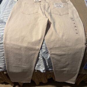 Gloria Vanderbilt Jeans NWT  "AMANDA Slimming Jeans" size 14 Cream color.